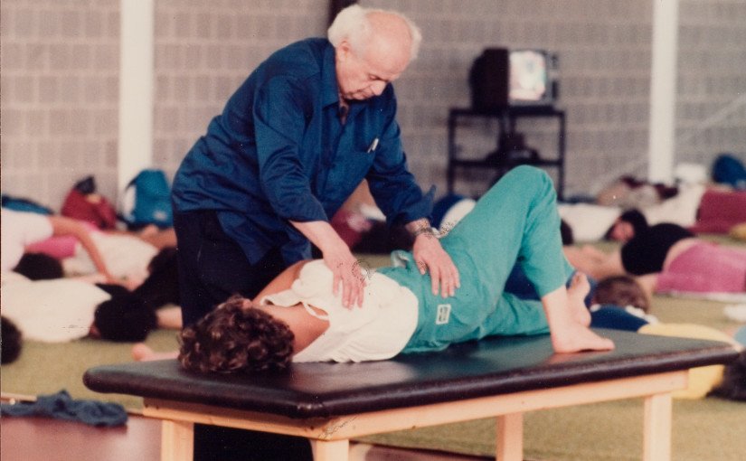 "Moshe Feldenkrais" by International Feldenkrais Federation, www.feldenkrais-method.org - International Feldenkrais Federation. Licensed under CC BY-SA 3.0